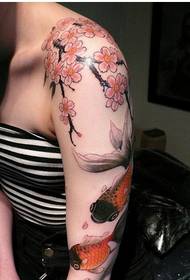 腕桜金魚のタトゥーパターン画像