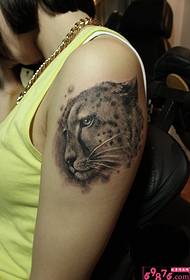 Leopard domineering girl besoaren tatuaje argazkiak