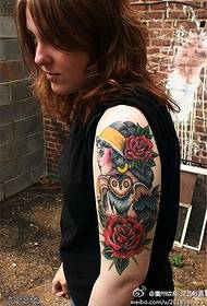 Rameno farba dievča ruže kvetina sova tetovanie vzor