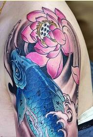 Личност рамо мода добре изглеждаща цветна снимка татуировка лотос калмари
