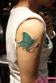 Obraz tatuażu na ramieniu motyla