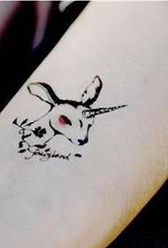 Braccio piccolo cervo fresco modello di tatuaggio