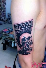 Immagine creativa del cranio punk del braccio