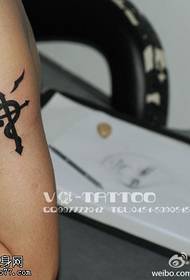 黑色简洁十字架纹身图案