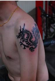 Personalitet mashkulli i krahut të modës fotografia e tatuazheve totem me pamje të mirë