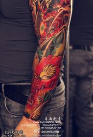 Patrón de tatuaxe de dragón brillante vermello brazo