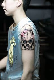 Imagem de tatuagem fresca do braço do cara bonito