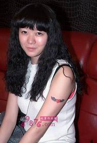 Малку убава девојка loveубов крилја раце тетоважа слики