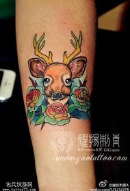 手臂彩色鹿玫瑰纹身图案