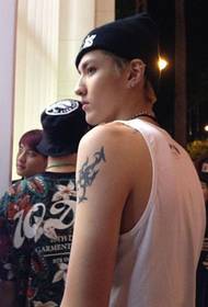 Joueur Exo Wu Yifan tatouage totem du scorpion du bras