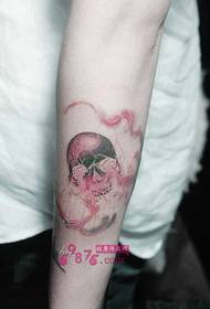 Fantasy pink tatoveringsbillede af kranium arm