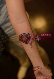 Foto tatuaggio braccio piccolo diamante rosso