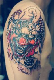 Crazy clown arm dominerande tatuering bild