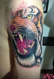 Tatuaggio ruggente con testa di tigre che domina l'immagine del tatuaggio