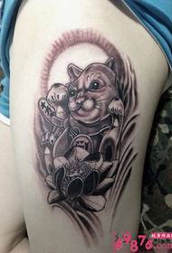 Скица која привлачи слику тетоваже мачке на рукама