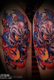 Илустрација за тетоважа со змеј во боја на раката