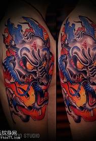 Léaráid dath donn tattoo dath