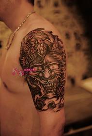 Imagen tradicional del tatuaje del brazo tiránico