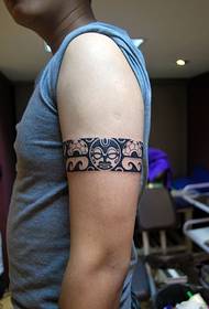 Tatuatge simple amb totem de braços