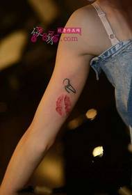 Personlighed røde læber brev arm tatovering billede