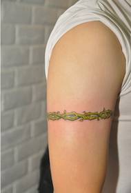 Stylish and beautiful looking vine thorn arm ring pattern on the arm
