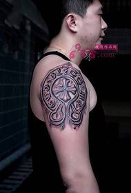 Texto en relieve con tatuaxe de brazo cruzado