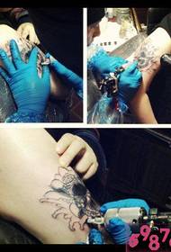 Roka lotos pokriva staro sliko tatoo scene