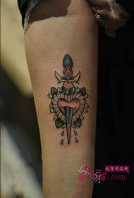 Image de tatouage de bras de poignard d'amour