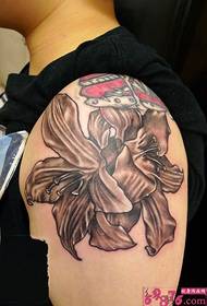 Immagine di tatuaggio di personalità moda braccio uomo bel fiore di giglio