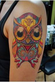 Bellissima adorabile foto di tatuaggio di gufo di oche sul braccio