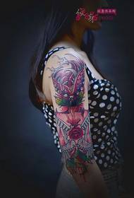 Foto sanguigna di tatuaggio di braccia di piranha fiore