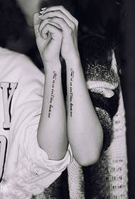 Tatuaje inglés de pareja larga en brazo