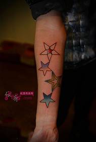 Kleurrijke sterren arm mode tattoo foto's