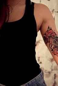Lány kar személyiség virág pisztoly tetoválás képet