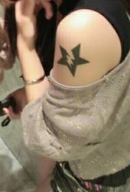 Снимка на татуировката на татуировка на личността на момиче с ръка с пет точки