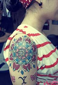 Personlighet skönhet arm blomma totem tatuering bild