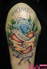 Immagine creativa del tatuaggio del braccio del cuore rosso