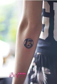 Immagine creativa del tatuaggio del braccio numero 13