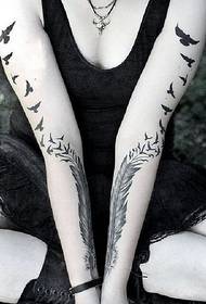 Bocah-bocah wadon sing apik karo gambar tato lan kembang laut kanggo gambar tato