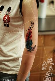 Personalidad del brazo, pluma de color, imagen de tatuaje