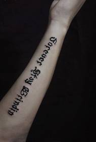 Arm gotische stijl lettertype tattoo afbeelding