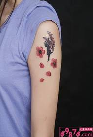 Girl's arm mooi uitziende kersen engel tattoo patroon foto