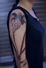 Ziedošu liliju ziedu rokas tetovējuma attēls