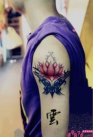 Vīriešu rokas smalkas, krāsainas lotosa sēdekļa tetovējuma bildes