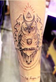 Persoonlijkheid arm mode knappe uil tattoo patroon foto