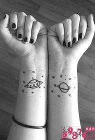 手臂个性UFO和星球纹身图片
