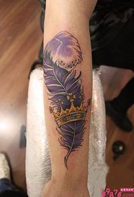 Paarse veer kroon arm tattoo foto