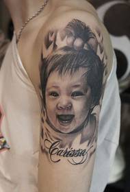 Jong Aarm léif Puppelchen Portrait Tattoo Bild