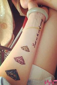 Foto di tatuaggio braccio inglese diamante di colore