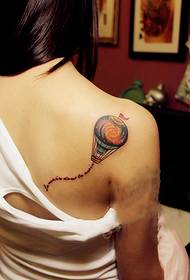 Meisjeskleur hete lucht ballon arm tattoo foto